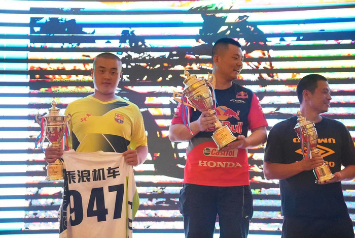 ▲2022年7月，龙杰（左）在四川遂宁参加越野摩托车障碍林道赛，获得铜组亚军。 受访者供图