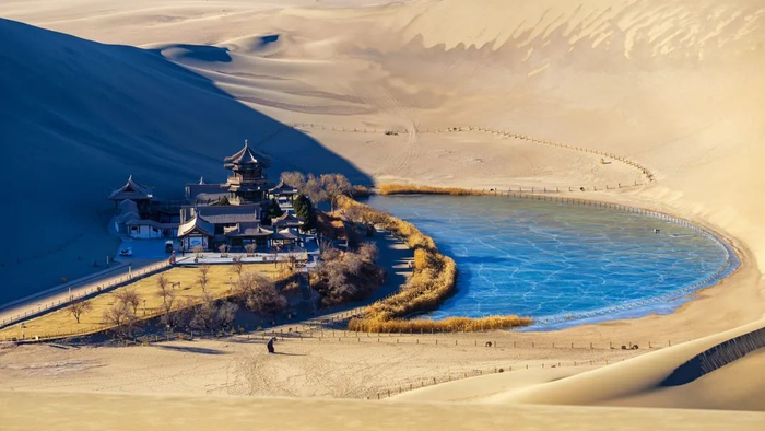 △ 鸣沙山和月牙泉/ 图虫