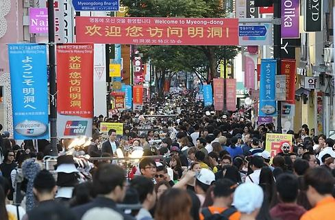 2015年春节前夕，首尔明洞迎来大批中国游客，图自人民网。 