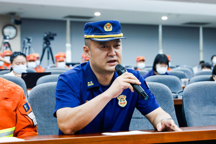 云南省森林消防总队灭火救援指挥部副部长兼作战训练处处长王磊。石涛/图