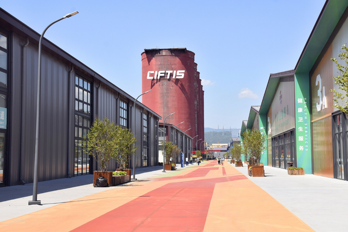 8月24日，北京首钢园内，服贸会展区道路宽敞、干净。图/IC photo