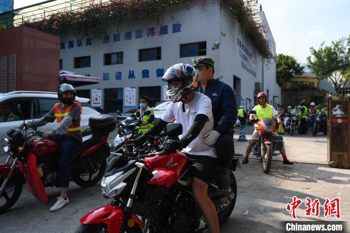 图为参与救援的“摩托大军”。　何蓬磊 摄