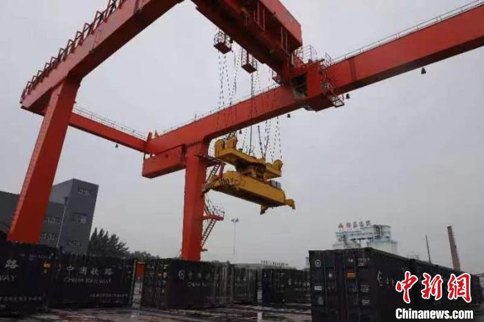 山西省长治市潞城区，潞铁现代智慧物流产业园内一片繁忙。　潞城区融媒体中心供图