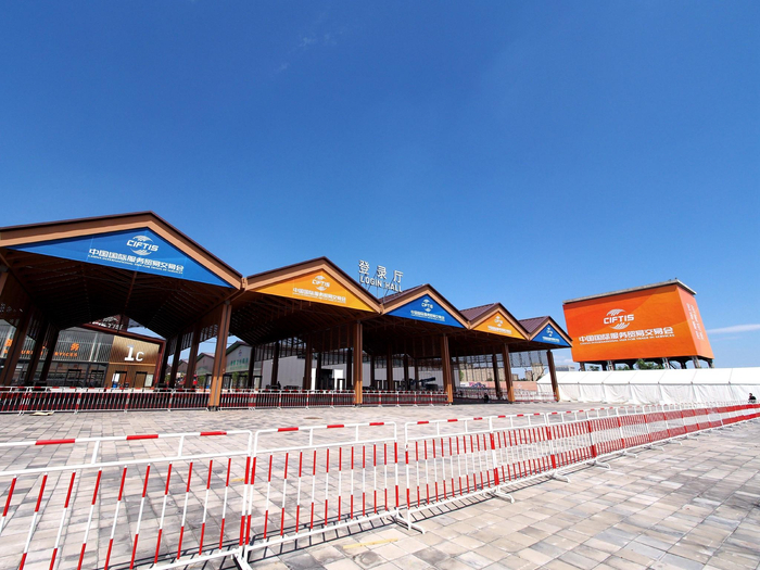 8月24日，北京首钢园内，2022年服贸会登录厅宽敞、整洁。qianlong 摄/IC photo