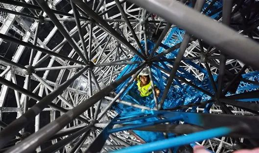 往云台上爬。刘悦湘摄