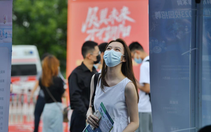 学生们希望找到一份有发展前景的工作。 新京报记者 李木易 摄