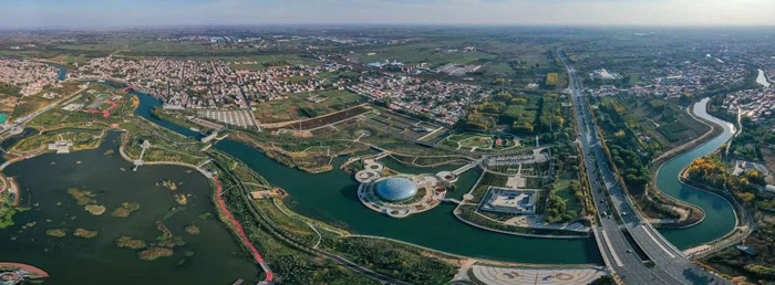 在滏阳河磁县段，如意湖的彩色步行道与滏阳河的碧水交相辉映。受访者供图