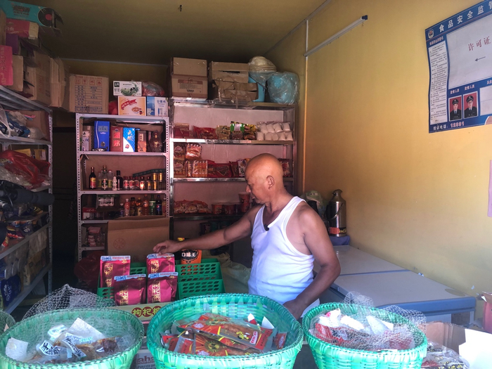 朱正华在村口经营小卖部。