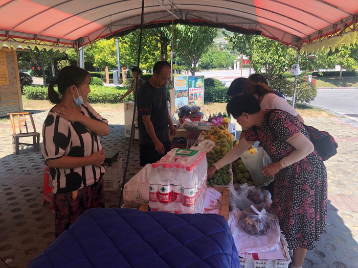 邬宗翠和丈夫在景区门口附近经营水果摊。