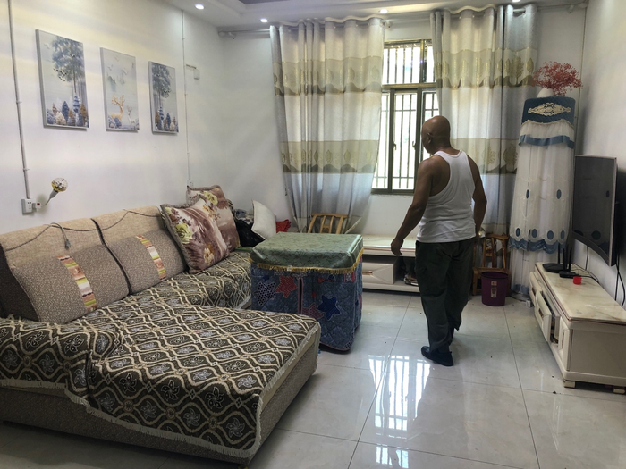 朱正华家的客厅。