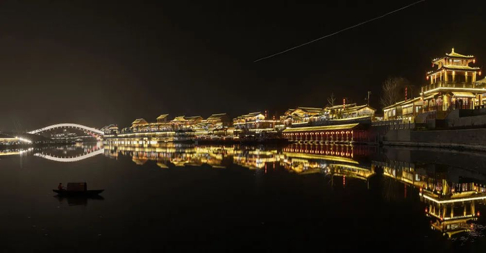 得益于滏阳河生态修复，夜幕下的开河马头景区灯光绚丽，古色古香的建筑吸引不少游客。