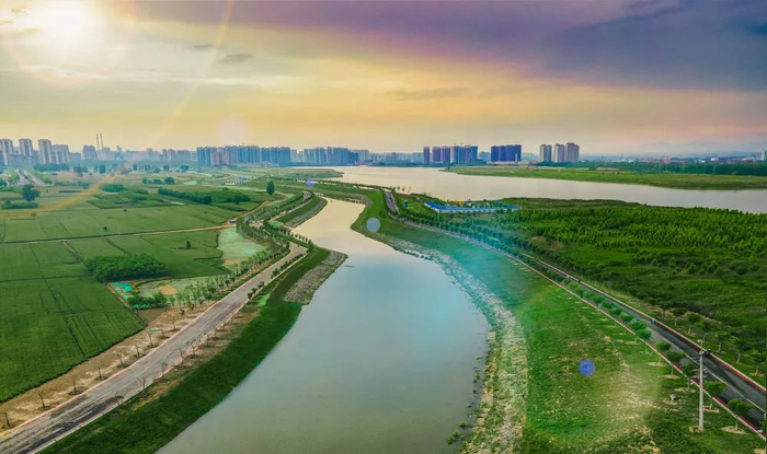 图为经过综合治理的邯郸市丛台区段滏阳河河道及两岸。