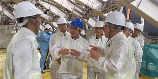 王贻芳（中）和光电倍增管安装公司人员讨论技术细节。倪思洁摄