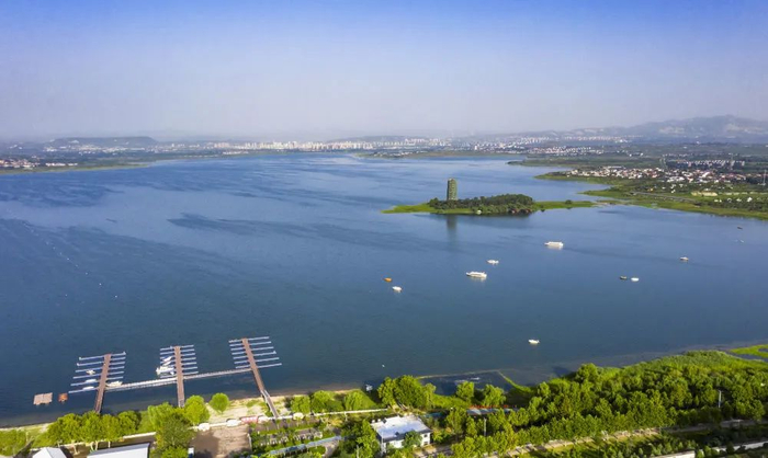 滏阳河上游的磁县溢泉湖生态湿地公园，湖面上轻舟点点，令人心旷神怡。