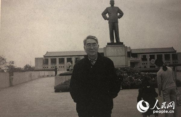 2002年5月，朱祥忠在淮安周恩来总理纪念馆前留影。 资料图&nbsp;