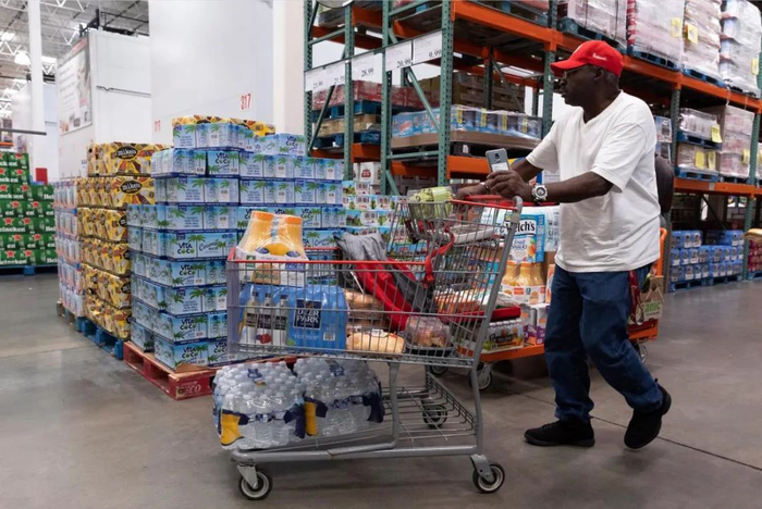 ▲当地时间2022年8月1日，美国华盛顿特区，消费者在一家卖场采购。图/IC photo