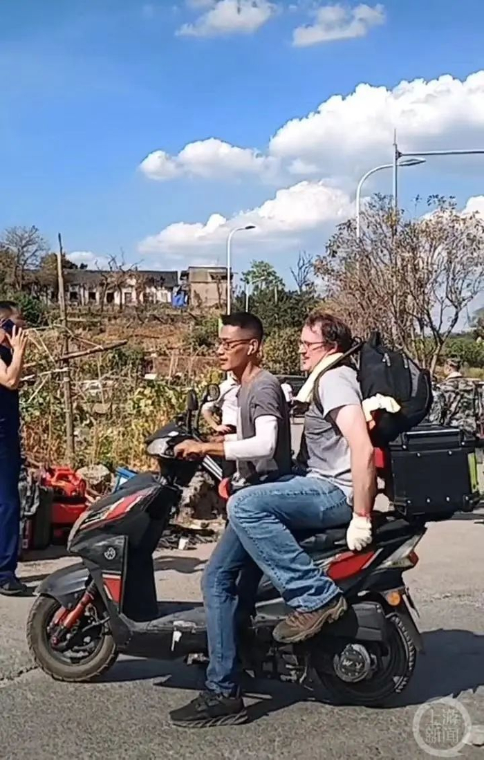 福兰课参加救火志愿服务，图自上游新闻