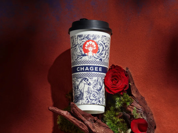 霸王茶姬上新“玫瑰普洱”，以此新品回馈椰子水顾客