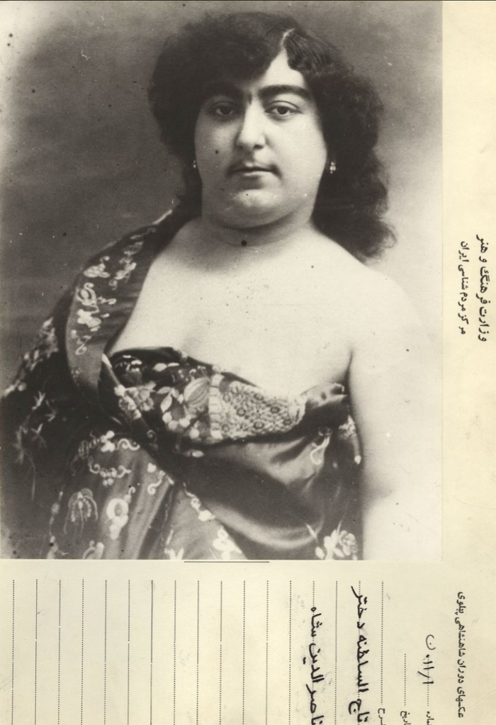 　萨尔塔纳公主着欧洲服饰。