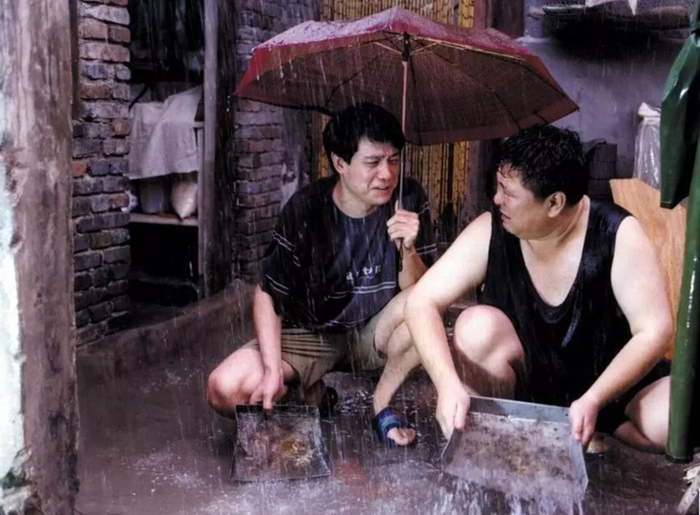 有关张大民的故事，就发生在这样一间外头下大雨，里面下小雨的四合院里。/《贫嘴张大民的幸福生活》