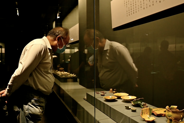 　　市民正在参观“唐三彩窑产品比较展”。（王笑楠 摄）