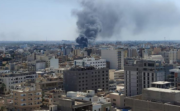 当地时间2022年8月27日，利比亚首都的黎波里，当地爆发武装冲突，现场浓烟滚滚。 澎湃影像 图