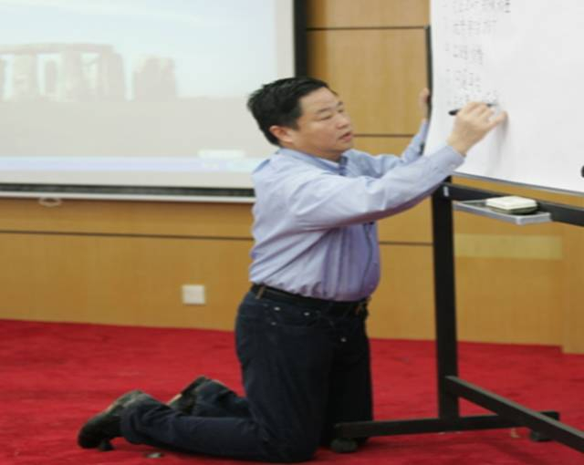 ▲宁高宁在中粮集团忠良书院为员工讲课时，因为腰不舒服，居然跪着做板书。