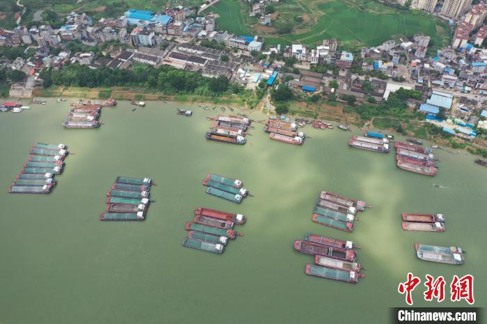 郁江上靠泊着大量货船。　王以照 摄