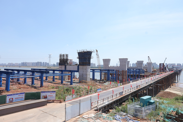九龙湖过江大桥施工现场，建成后，它将扮演重要的交通功能。