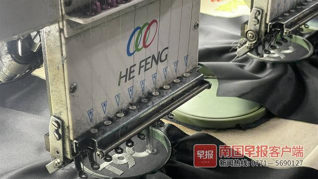 纺织厂的机器正在压花。南国早报客户端记者 闫芬丽摄