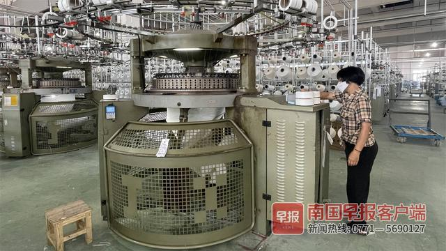 纺织厂机械化程度很高。南国早报客户端记者 闫芬丽摄