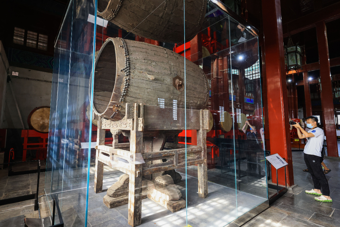在鼓楼二层，可以近距离观看古代计时器实物及报时更鼓。