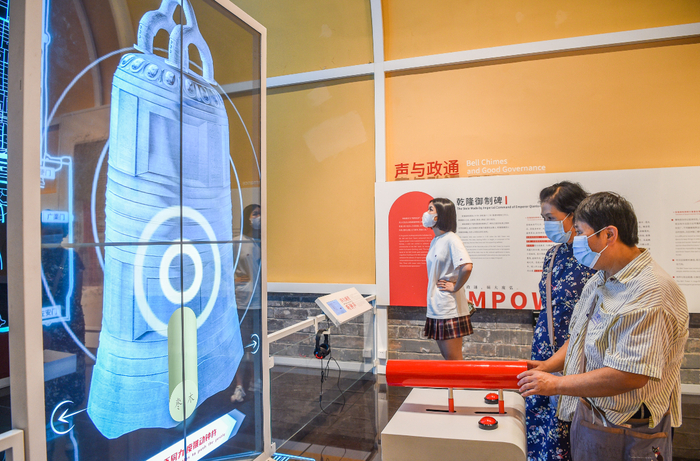 观众体验展厅内的互动项目。