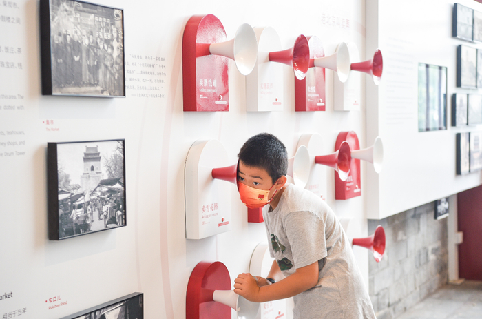 通过小喇叭形状的听筒，可以听到曾经回响在鼓楼前的老北京叫卖声。