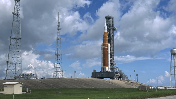 发射架上的“太空发射系统”（SLS）和“猎户座”测试舱联合体