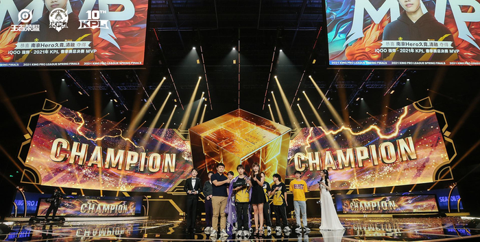 2021KPL春季赛总决赛，南京Hero久竞夺冠后庆祝。  图/王者荣耀赛事官方