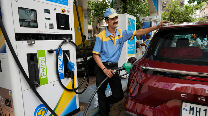 印度孟买的一名加油站员工，图自美联社