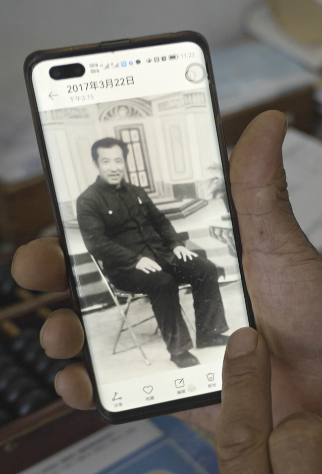 ▲朱来成存在手机里的，他翻拍的父亲朱秀林生前的照片。&nbsp; 新京报记者 孙霖婧 摄