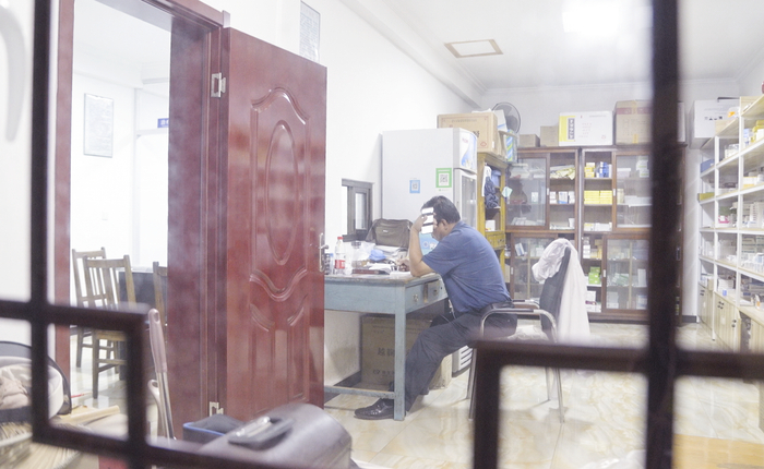 ▲2022年8月9日晚，朱来成在药房里听课记笔记。&nbsp; 新京报记者 孙霖婧 摄