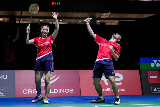     8月28日，中国选手郑思维（右）/黄雅琼夺得2022羽毛球世锦赛混双冠军后激动不已。视觉中国供图