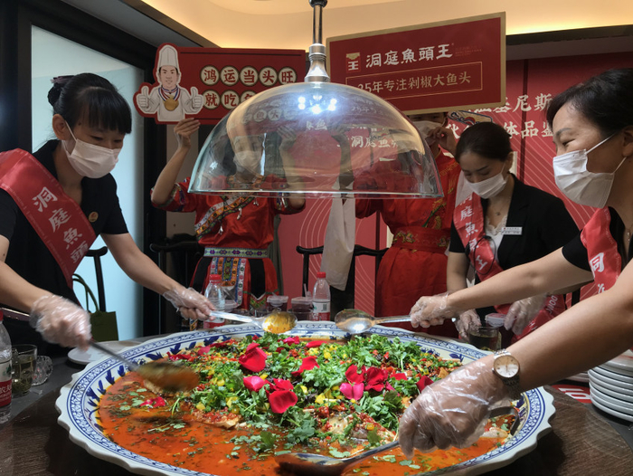 致敬不凡英雄!广州洞庭鱼头王活动盛宴再现30斤吉尼斯记录剁椒大鱼头
