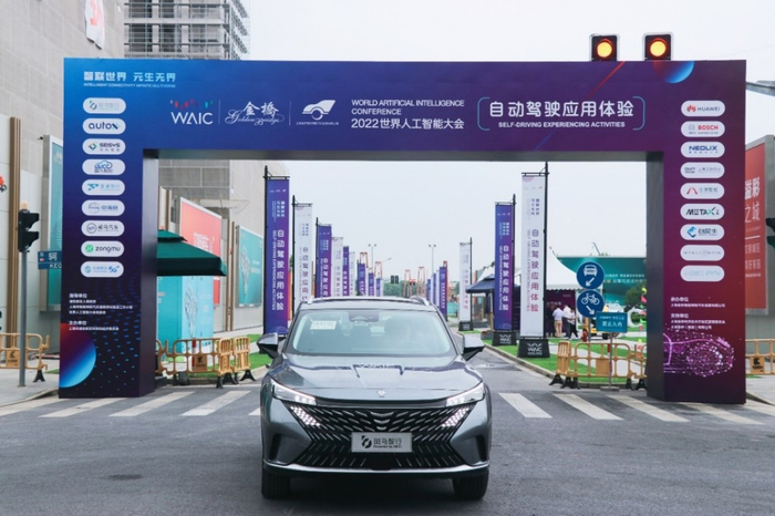 斑马汽车量产车机的V2X的应用体验。斑马智行供图