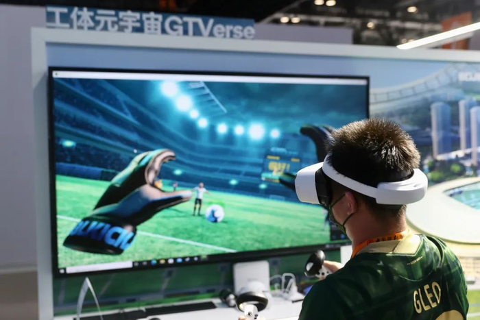 🔹8月28日，工作人员展示工体元宇宙GTVerse。中新社记者 易海菲 摄