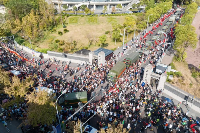 ▲8月28日上午，支援重庆山火救援的云南森林消防队员撤离，重庆市民自发来到街头欢送。
