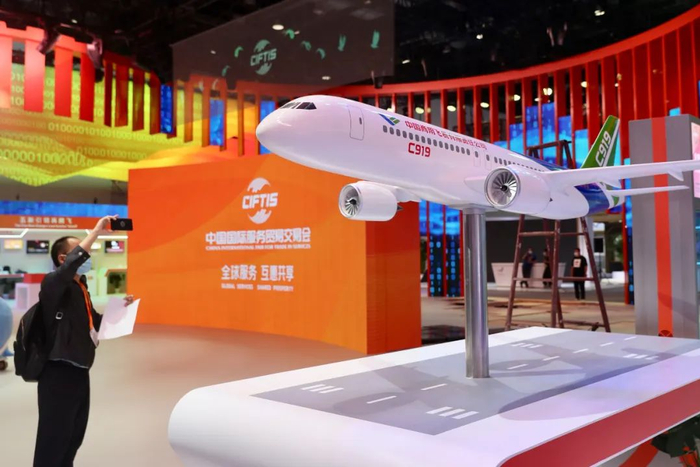 🔹8月28日，媒体记者拍摄中国国产大飞机C919模型。中新社记者 易海菲 摄