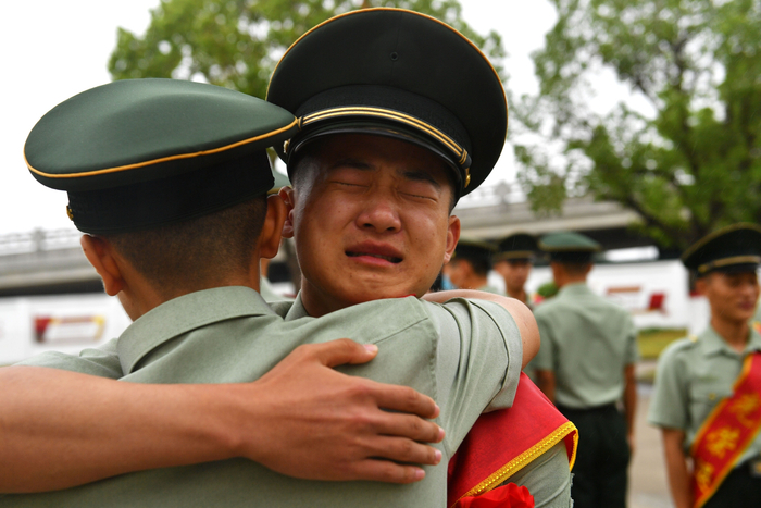 临别之际，留队战士与退役战士难舍战友深情。胡佳丰 图
