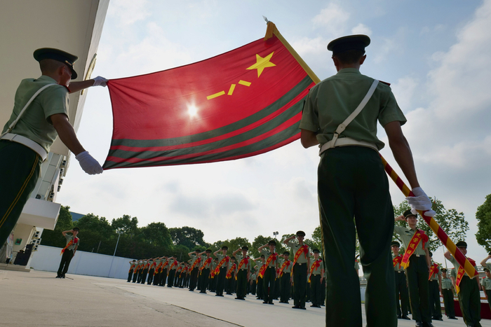 武警上海总队某军营内举行向武警部队旗告别仪式。胡佳丰 图