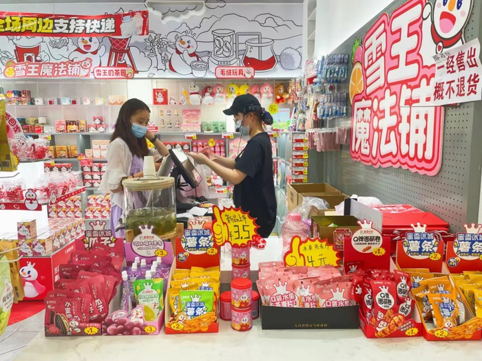 蜜雪冰城集合店的收银台旁摆放着联名小零食