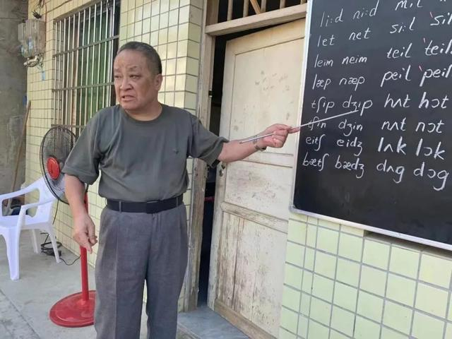 △ 刘晓生在农家小院里为孩子们免费上英语课 