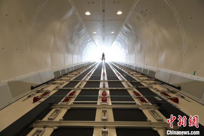 8月31日，山东航空集团有限公司首架B737-800货机在济南交付。图为货机机舱内部。　马轶群 摄